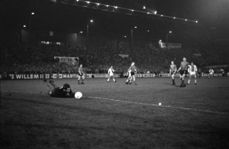 Keeper Rynio duikt naar de bal, Bestanddeelnr 921-7328