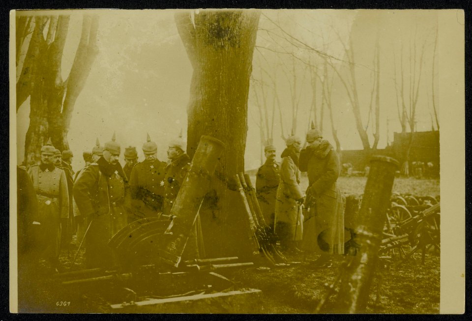 Keizer Wilhelm II met officieren bij een artillerieafdeling, Bestanddeelnr 158-0319