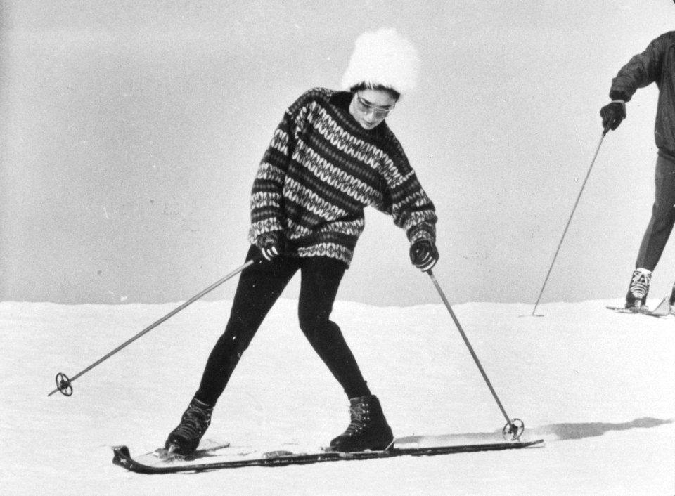 Keizerin Farah Diba aan het skien op de Axamer Lizum bij Insbruck, Bestanddeelnr 916-0043 (cropped)