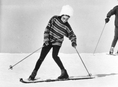 Keizerin Farah Diba aan het skien op de Axamer Lizum bij Insbruck, Bestanddeelnr 916-0043 (cropped)