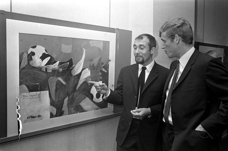 Keizer staat bij een schilderij met schilder Leo Dooper, Bestanddeelnr 921-6768