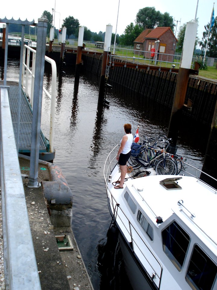 Keldonk (N-Br, NL), canal lock with boat, Zuidwillemsvaart