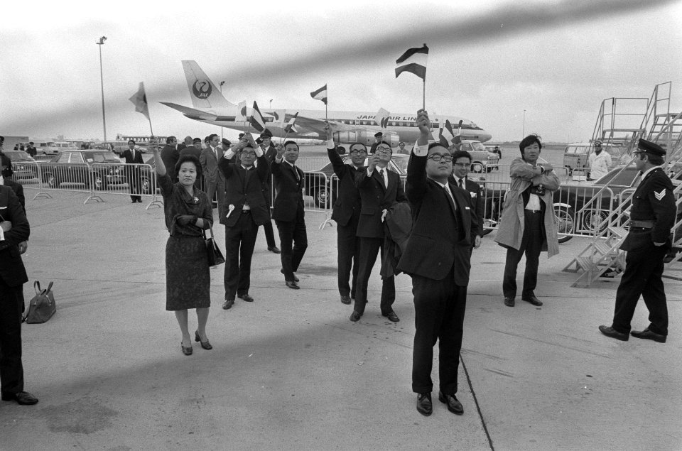 Keizer Hirohito en echtgenote vertrekken van Schiphol, Bestanddeelnr 925-0318