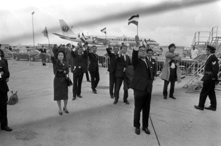 Keizer Hirohito en echtgenote vertrekken van Schiphol, Bestanddeelnr 925-0318