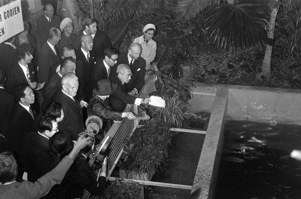 Keizer Hirohito en echtgenote bezoeken Artis Amsterdam, Keizer en echtgenote goo, Bestanddeelnr 925-0280