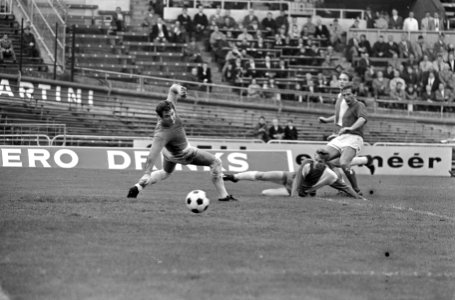Keeper Hoekstra (Elinkwijk) gepasseerd door Frans Geurtsen (rechts), Bestanddeelnr 919-6899