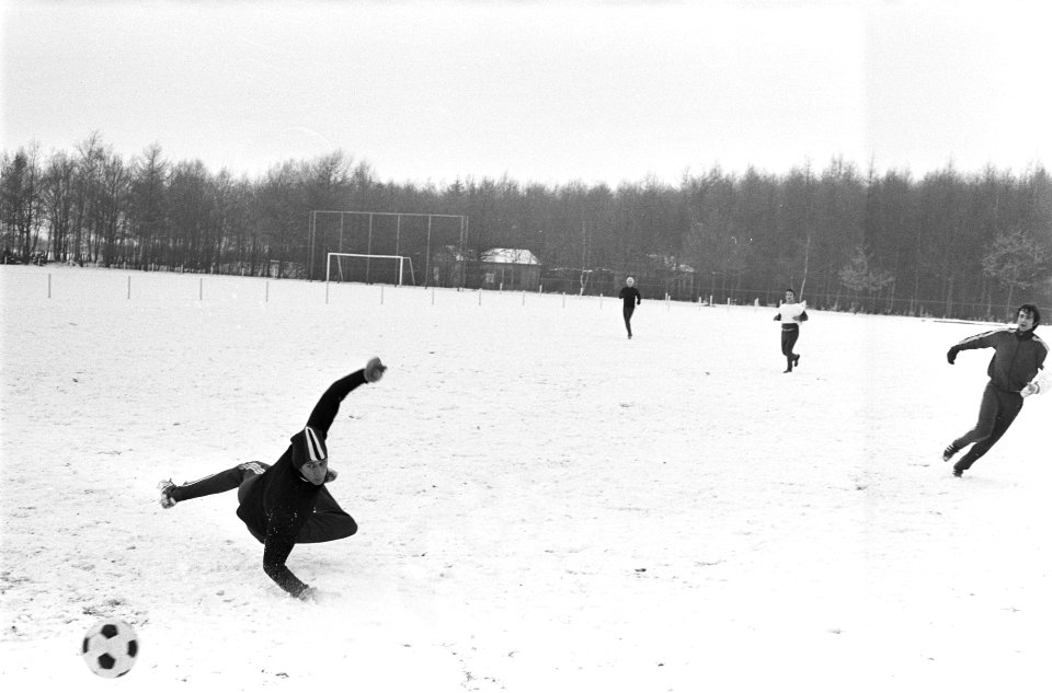 Keeper Jan van Beveren duikt in de sneeuw naast de bal, Bestanddeelnr 924-3343