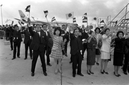 Keizer Hirohito en echtgenote vertrekken van Schiphol, Bestanddeelnr 925-0319