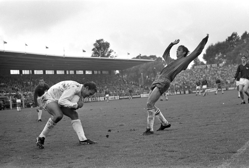 Keeper Nico de Bree van NEC is in duel met Johan Cruijff, Bestanddeelnr 921-7023