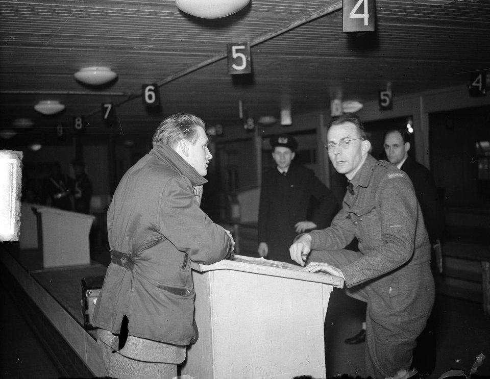 Kees Broekman terug op Schiphol uit Oslo, Bestanddeelnr 903-1986