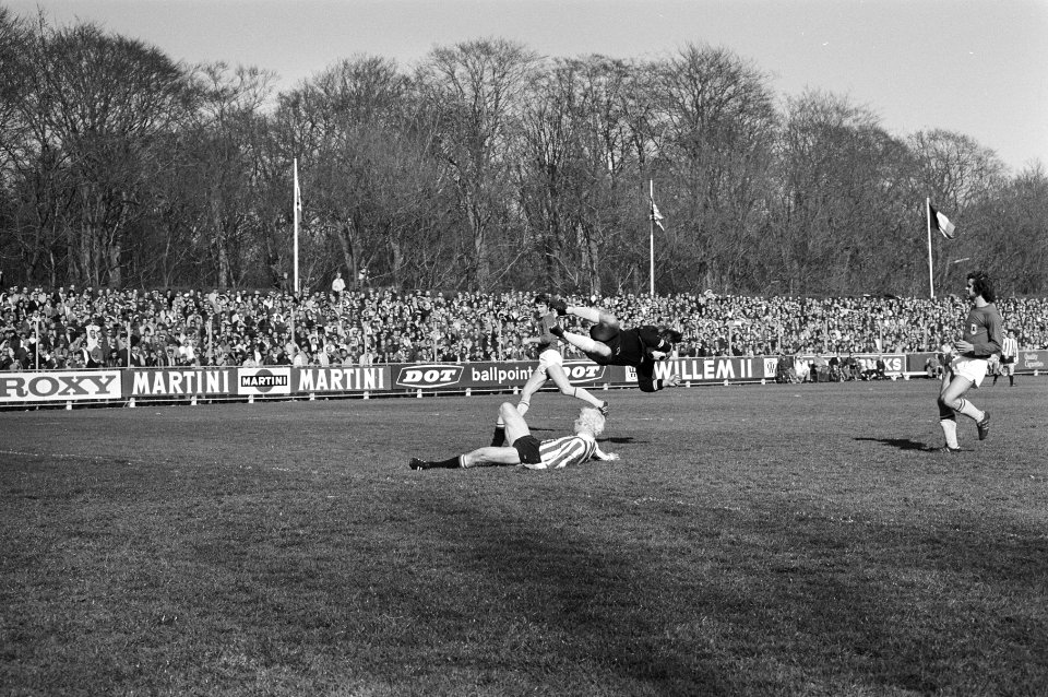 Keeper Vooijs (AZ '67) duikt, Bestanddeelnr 924-4474