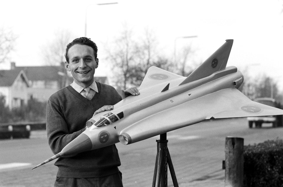 Kees Ames, modelbouwer met Saab-model, Bestanddeelnr 913-2223