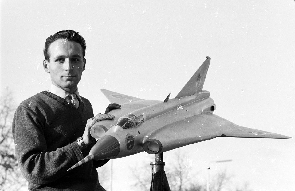 Kees Ames, modelbouwer met Saab-model, Bestanddeelnr 913-2224
