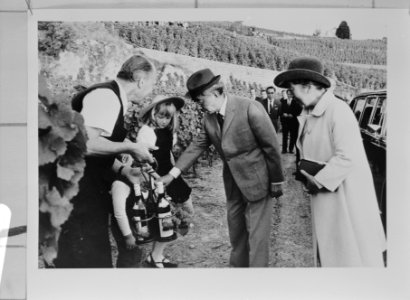 Keizer Hirohito en echtgenote bezoeken Internationale Rode Kruis te Geneve, begr, Bestanddeelnr 925-0391