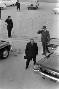 Keizer Hirohito en echtgenote vertrekken van Schiphol, Bestanddeelnr 925-0315