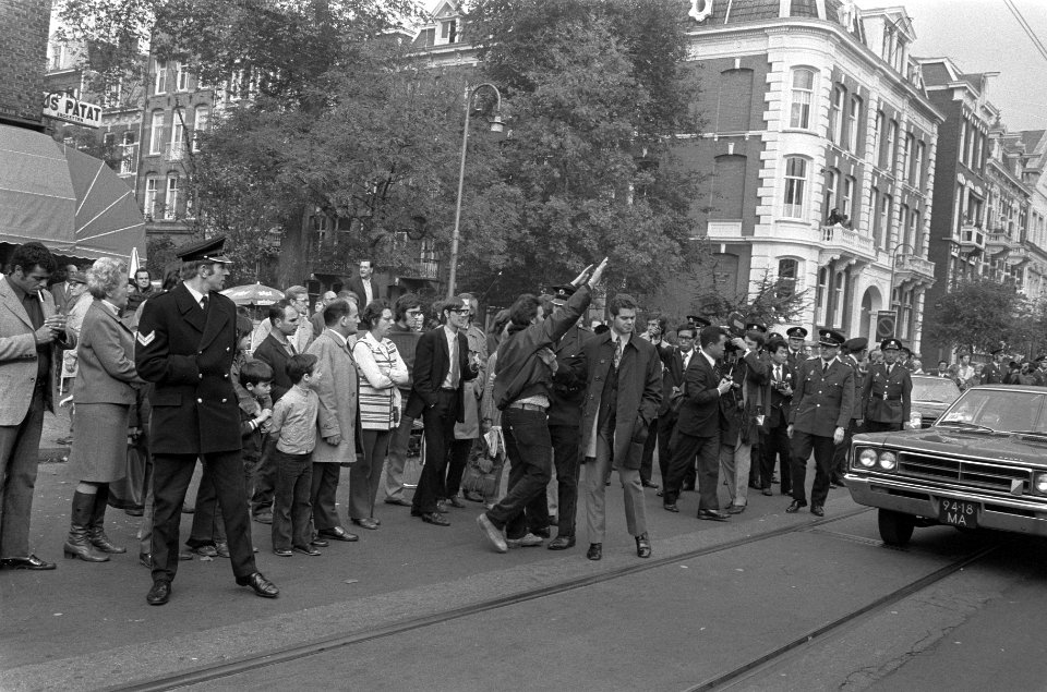 Keizer Hirohito en echtgenote bezoeken Artis Amsterdam, demonstranten, Bestanddeelnr 925-0289