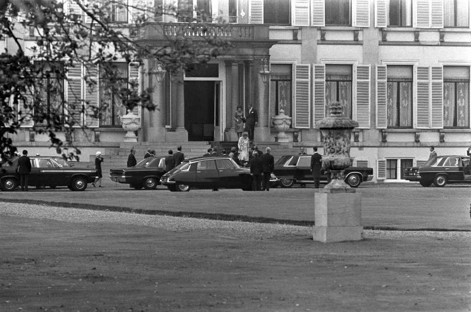 Keizer en echtgenote bij aankomst, Bestanddeelnr 925-0278