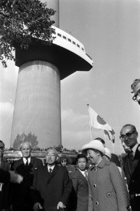 Keizer Hirohito en echtgenote bezoeken Euromast, Rotterdam Keizer en echtgenote , Bestanddeelnr 925-0253