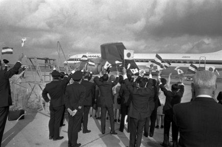 Keizer Hirohito en echtgenote vertrekken van Schiphol, Bestanddeelnr 925-0320