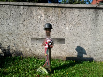 Katonasír a bükkszentkereszti templomkertben
