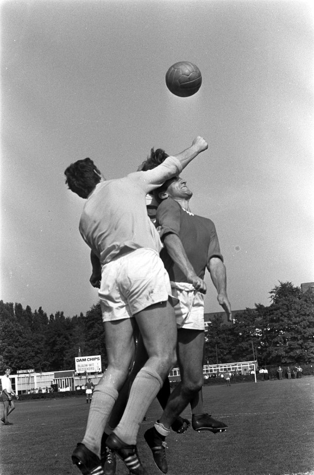 Keeper v.d. Zwaard (Vitesse) stompt de bal weg, Bestanddeelnr 921-6244