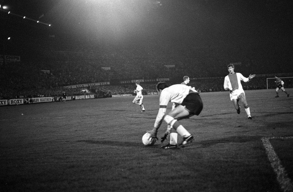 Keeper Gert Bals pakt de bal, Bestanddeelnr 921-7329