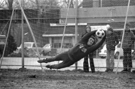 Keeper Stuy duikt naar de bal, Bestanddeelnr 926-9407