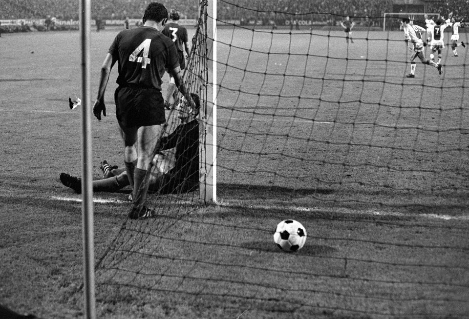 Keeper Rynio zit verslagen tegen zijn doel, Bestanddeelnr 921-6905
