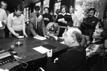 Kees Rijvers en hulptrainer Rob Baan met journalisten, Bestanddeelnr 931-7312