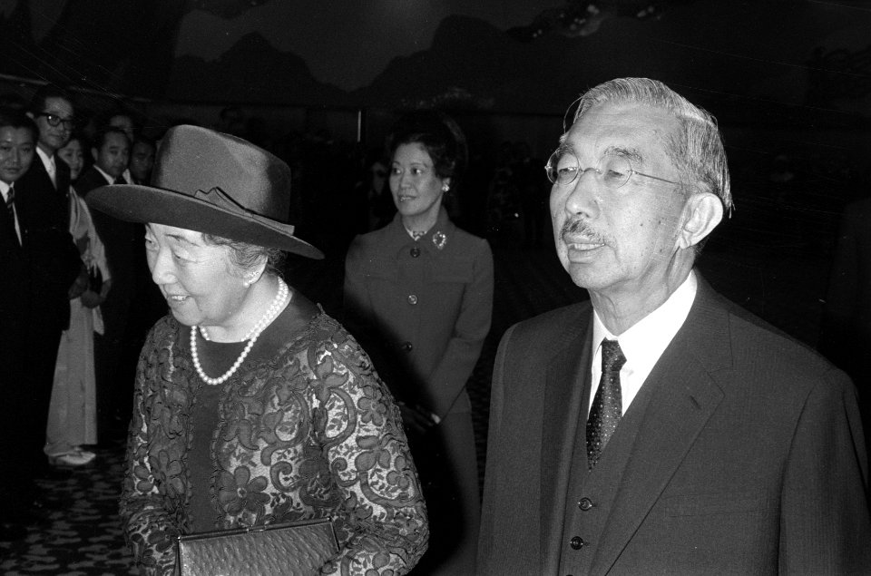 Keizer Hirohito en echtgenote bezoeken Okurahotel Amsterdam, Keizer en echtgenot, Bestanddeelnr 925-0276