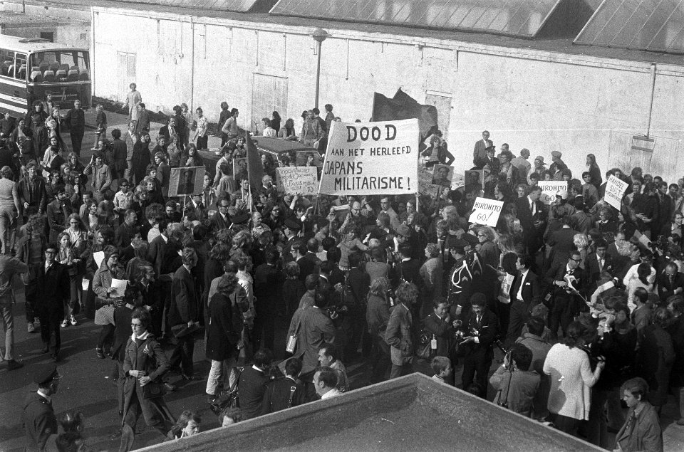 Keizer Hirohito en echtgenote bezoeken Okurahotel Amsterdam, demonstranten bij h, Bestanddeelnr 925-0272