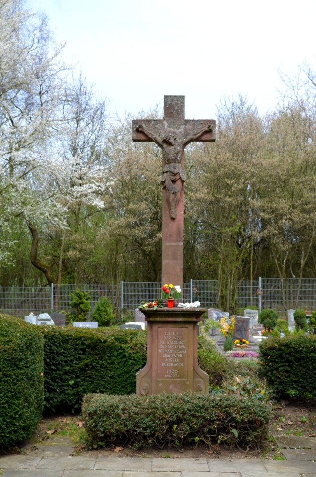 Kelkheim, Hauptfriefhof, Kreuz 1730