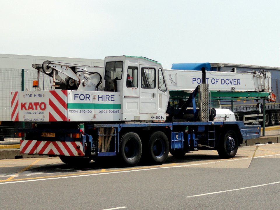 KATO telescopic crane licence registration 'W989 PHT' at Dover pic3