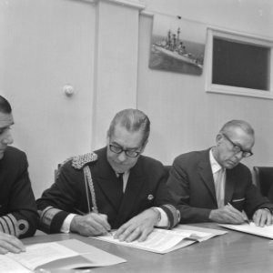 Karel Doorman verkocht aan Argentinie Schout bij nacht Iriart (links) en de , Bestanddeelnr 921-7639