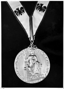 Karel de Grote prijs voor Minister Luns , de medaille, Bestanddeelnr 920-2550