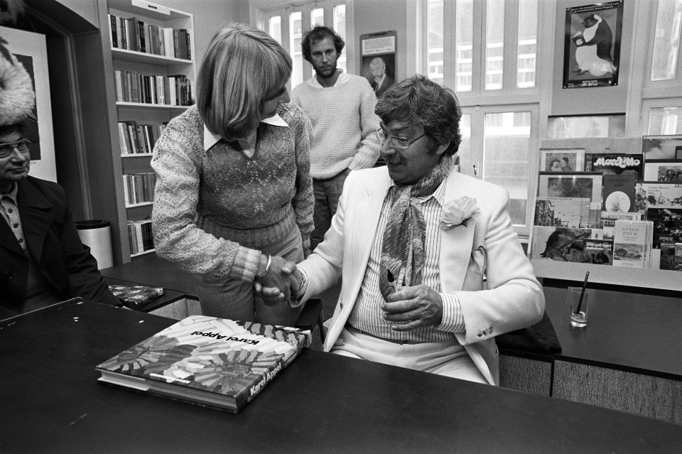 Karel Appel signeerde boek over zijn persoon in moderne boekhandel Bas in Amster, Bestanddeelnr 931-0622