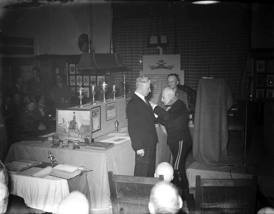 Kazerne Oldebroek 100 jarig bestaan regiment Gedenksteen, Bestanddeelnr 902-7231