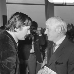 Karel Appel en Willem de Kooning voeren een ontspannen gesprek, Bestanddeelnr 921-6942