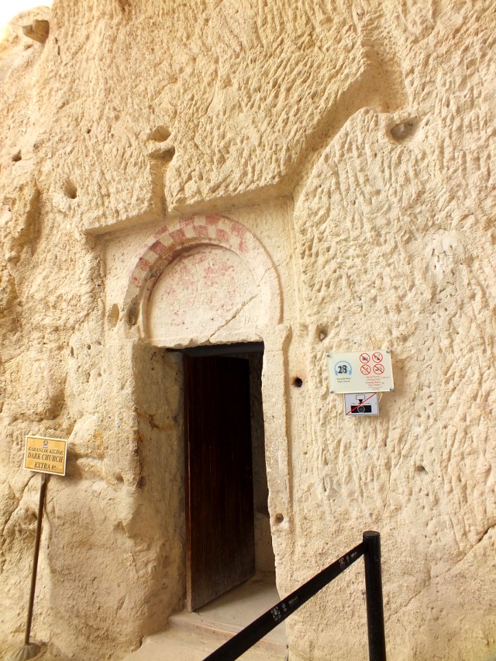 Karanlık Kilise giriş kapısı