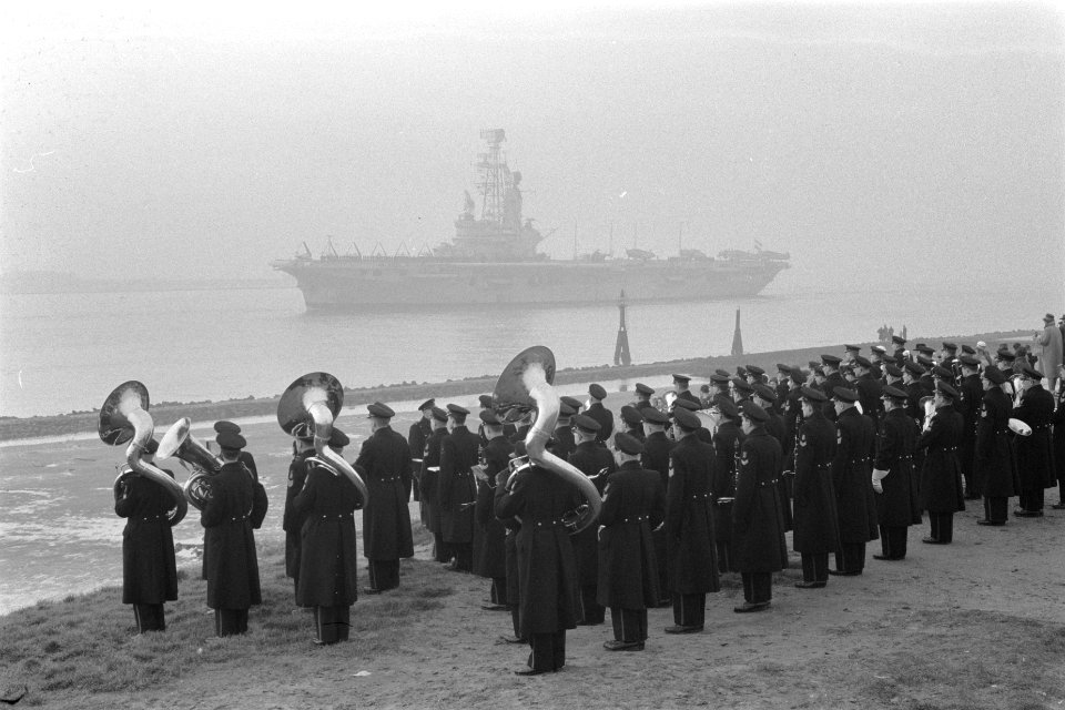 Karel Doorman arriveert te Hoek van Holland, Bestanddeelnr 911-8936