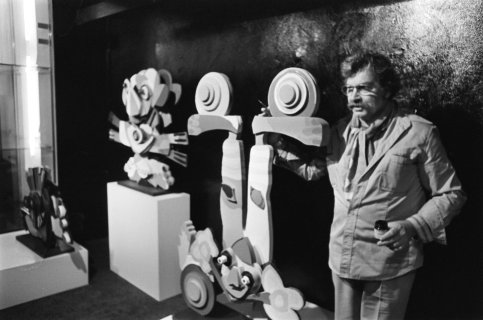 Karel Appel signeert in galerie Krikhaar enige beelden van hem, Bestanddeelnr 929-3717