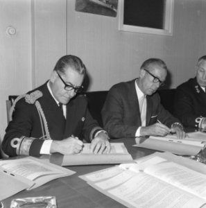 Karel Doorman verkocht aan Argentinie. Schout bij nacht Iriart (links) en de, Bestanddeelnr 921-7638