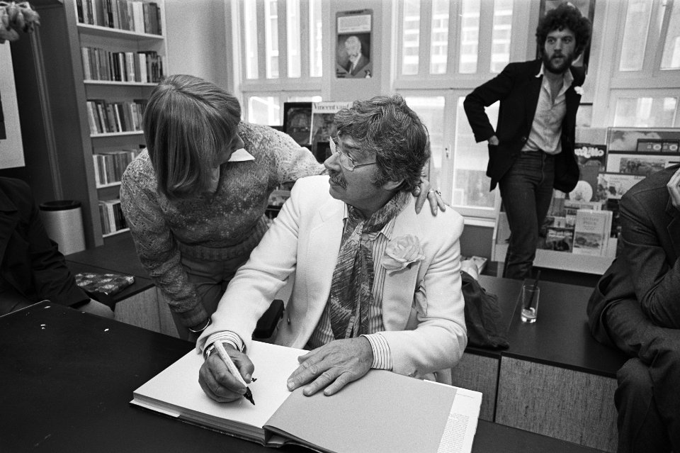Karel Appel signeerde boek over zijn persoon in moderne boekhandel Bas in Amster, Bestanddeelnr 931-0621