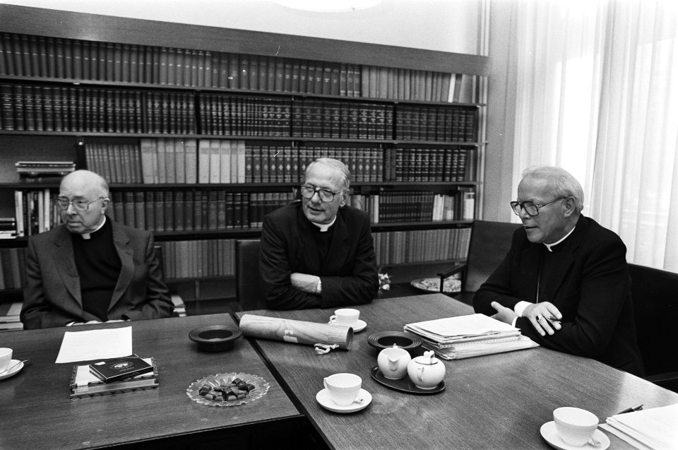 Kardinaal Willebrands (l) en Mgr. Simonis (m), Bestanddeelnr 932-6785