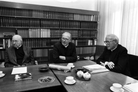 Kardinaal Willebrands (l) en Mgr. Simonis (m), Bestanddeelnr 932-6785