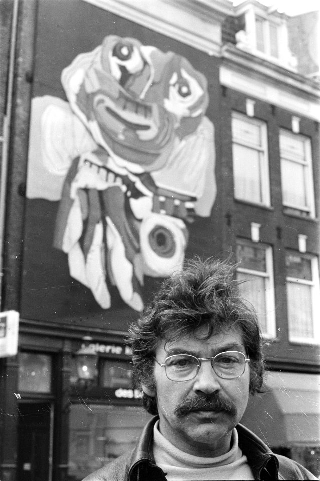 Karel Appel voor een groot doek aan de gevel van Galerie Krikhaar te Amsterdam,…, Bestanddeelnr 924-4600