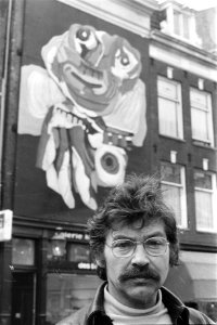 Karel Appel voor een groot doek aan de gevel van Galerie Krikhaar te Amsterdam,…, Bestanddeelnr 924-4600