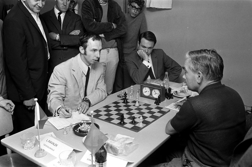 Karalekas (de latere winnaar) speelt tegen Kotow (rechts), Bestanddeelnr 921-5680