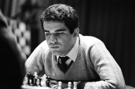 Kasparov aan zet tegen Jan Timman in de KRO-schaakweek, Bestanddeelnr 933-5156