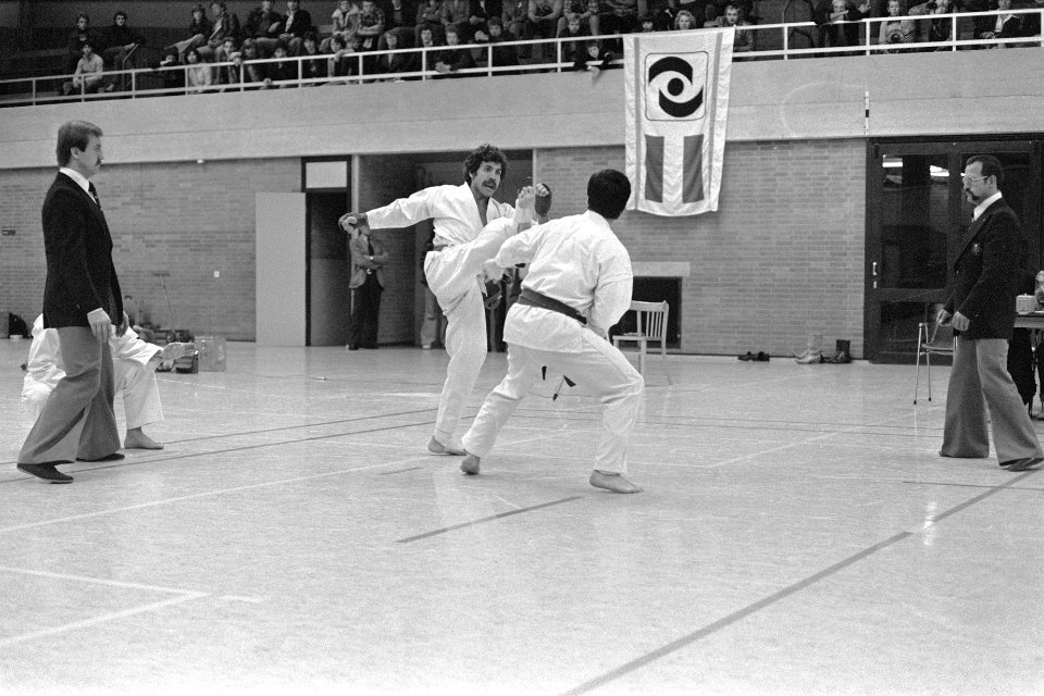 Karate interland Nederland tegen Frankrijk Nederlander Kotzebul (l) tegen Frans, Bestanddeelnr 929-4027